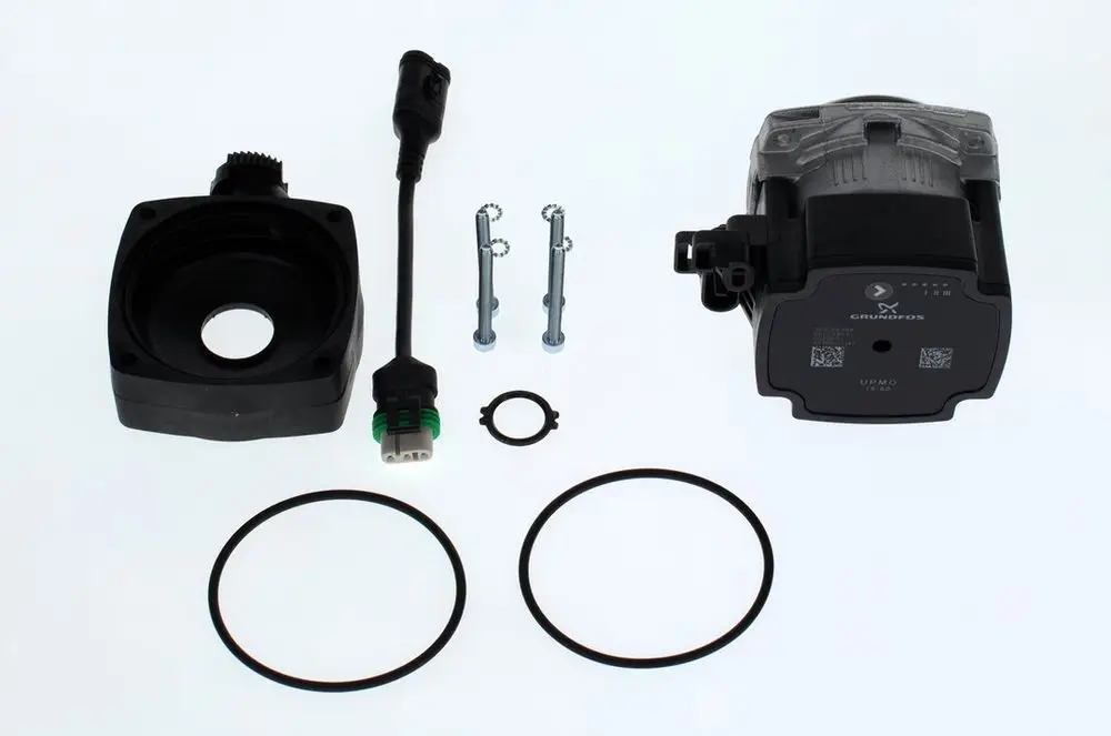BOSCH-Produktset mit einem Pumpenkörper, Dichtungen, Anschlusskabel, Montageschrauben und einer Halterung. Komponenten zur Installation einer Heizungsanlage.